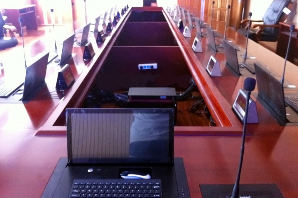 安徽某檢察院（液晶翻轉(zhuǎn)一體機、桌面式電子桌牌、升降式話筒）