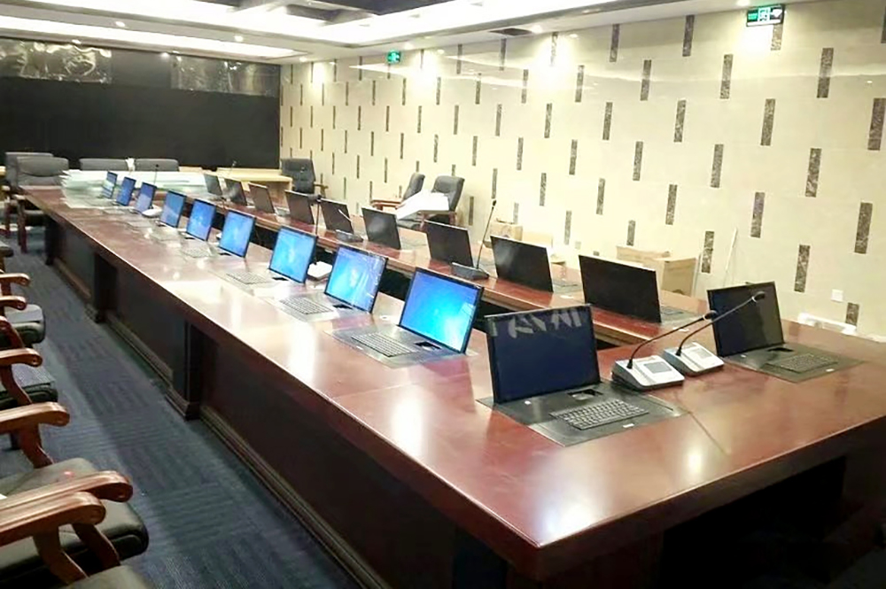 某依法常態(tài)化治理指揮中心（液晶翻轉(zhuǎn)一體機(jī)【帶鍵盤】、桌面式會議話筒）